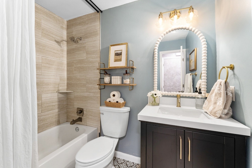 Designer Pet-friendly Retreat With Heated Pool 5 Bedroom Home