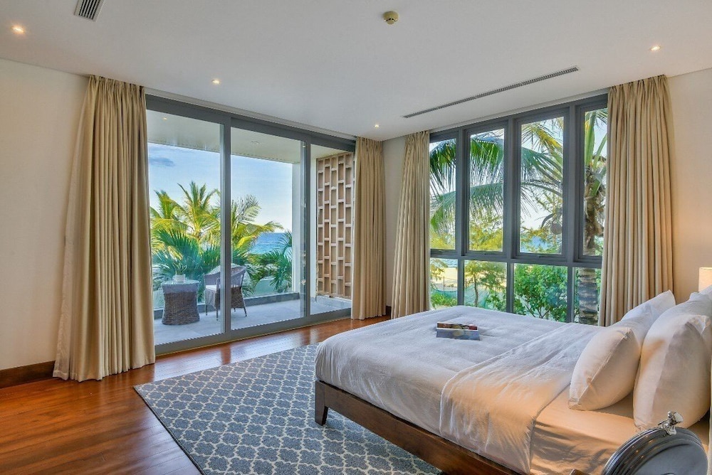 Luxury Yacht Villa