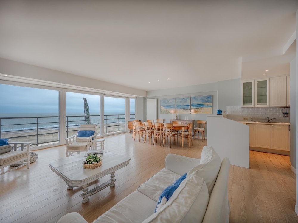 Spacious 9-guest Knokke Apt