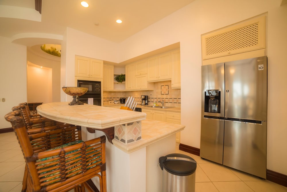 Bella Vista 2B 3 Bedr 3 1 2 Bath Pool View view 4