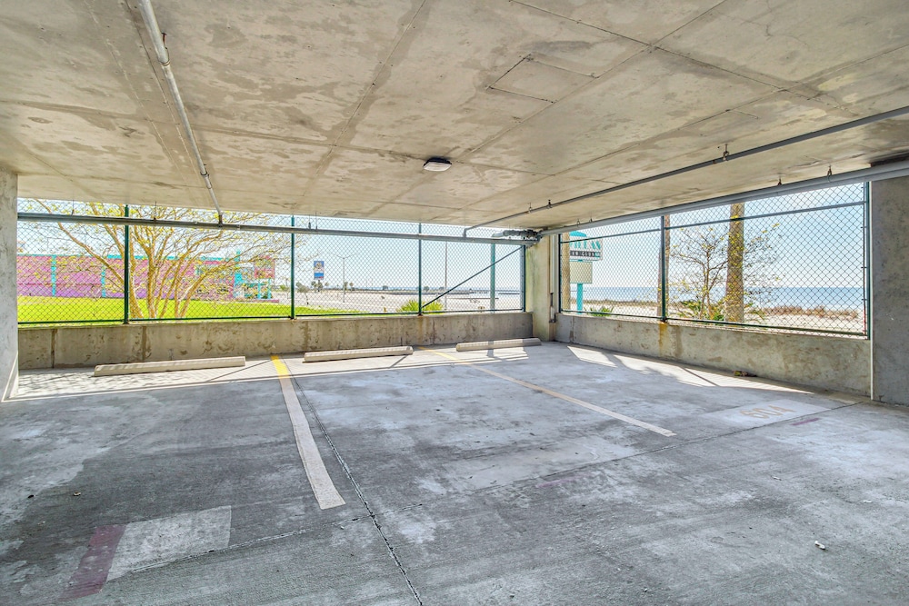 Walk to Beach: Luxury Biloxi Condo w/ Pool Access!
