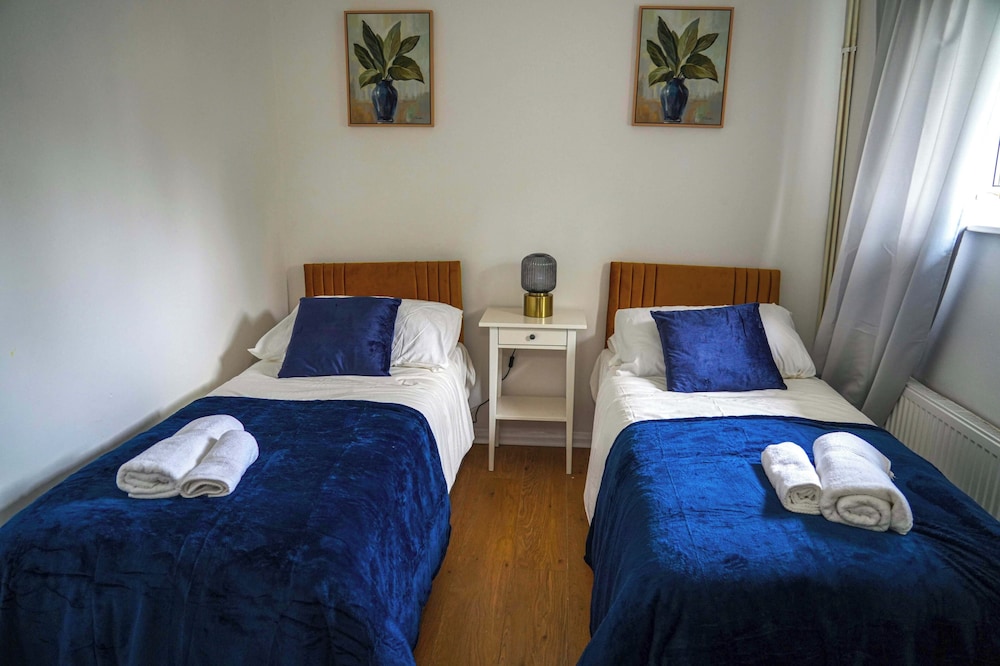 Milton Keynes Home - Sleeps 4 - Parking