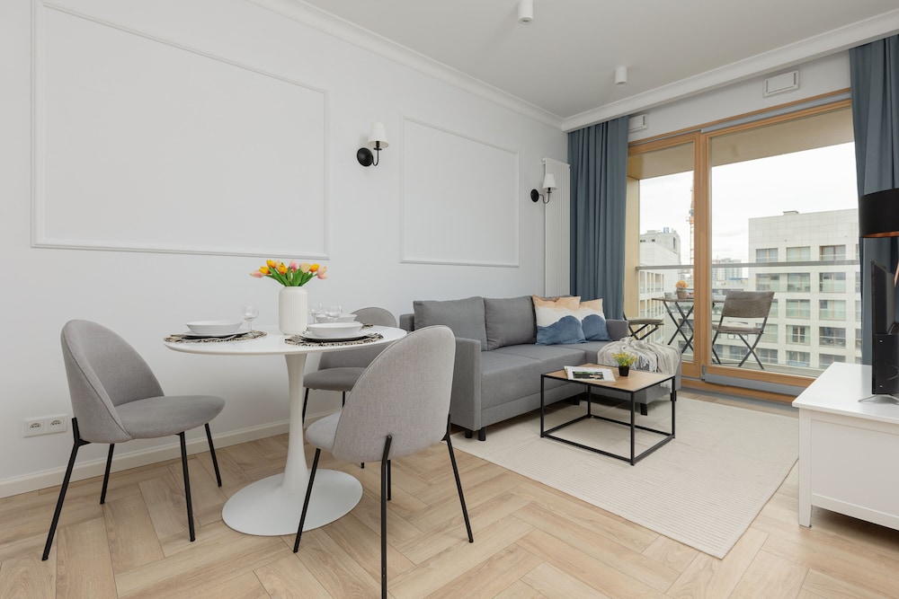 Apartment Kolejowa & Parking by Renters view 4