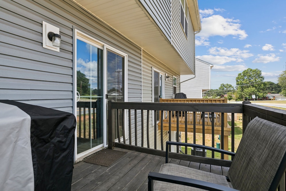 Modern Downtown Retreat Near Swamp Rabbit Trail 4 Bedroom Townhouse