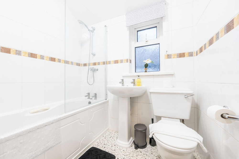 Spacious 4-Bedroom House with Garden