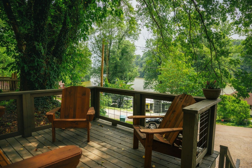 Lakefront Hilltop Cabin Hot tub Firepit