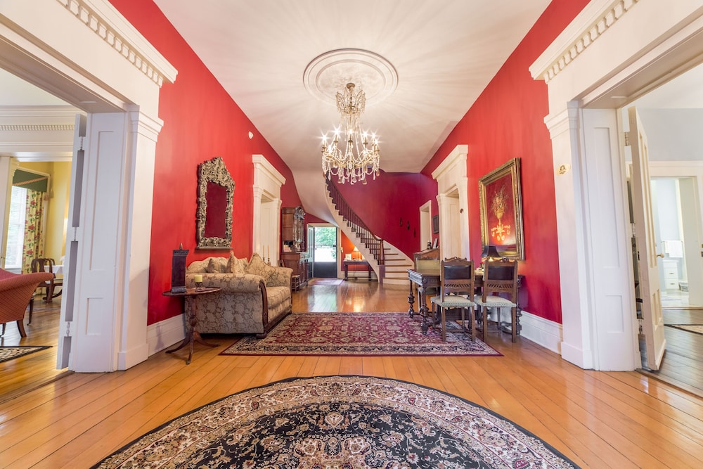 Bourbon Manor B&B