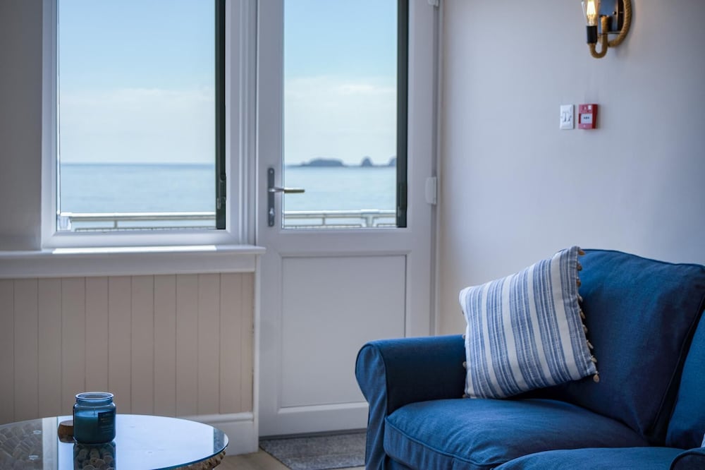 Waterfront 1 - 1 Bedroom Apartment - Wisemans Bridge