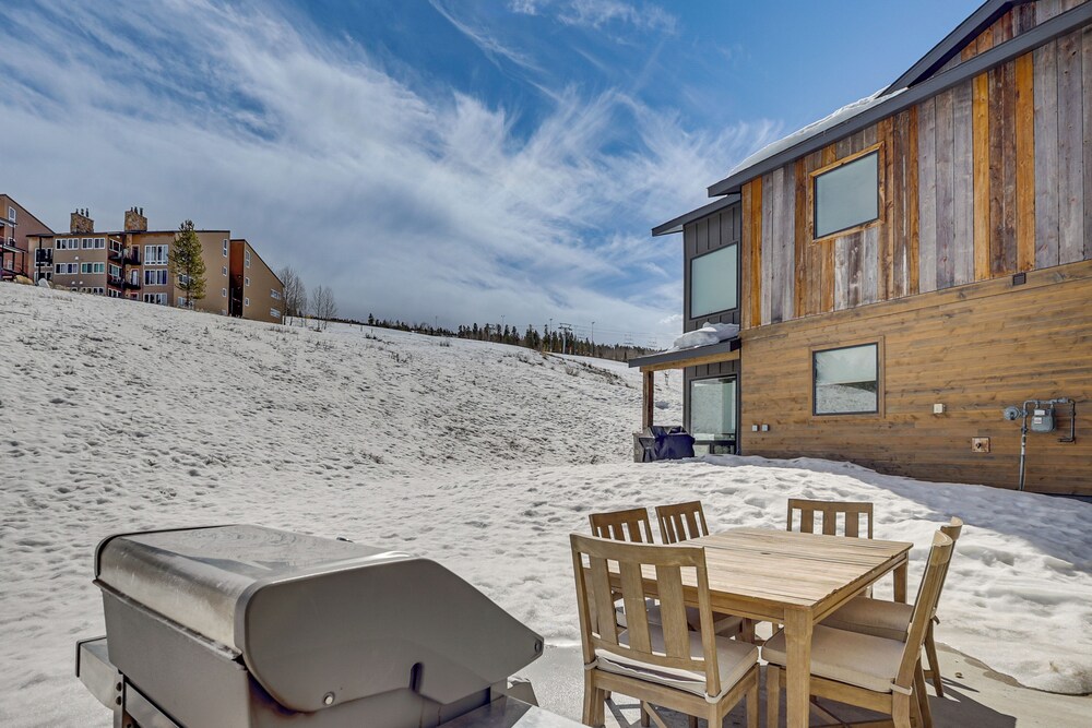 Walk to Ski Lift: Granby Ranch Family Retreat!