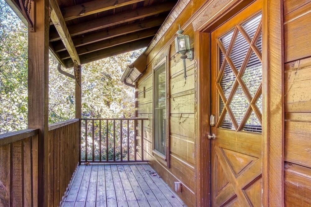 ER23 - Smoky Memories Great Location - Close To Town! 3 Bedroom Cabin by RedAwning view 5