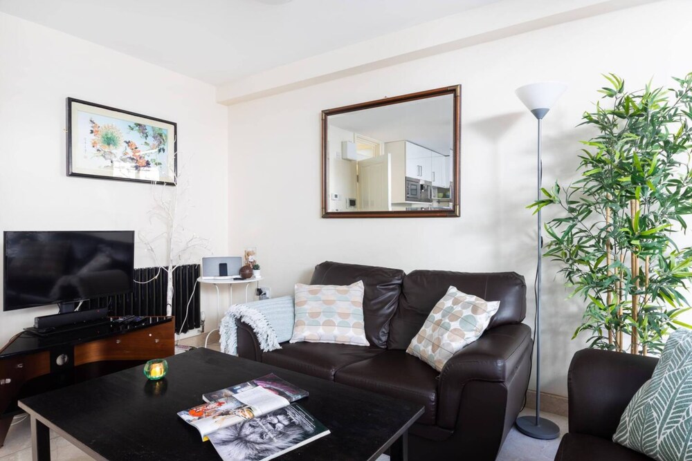 Stylish 2 Bedroom Apartment in the Heart of Shepherds Bush