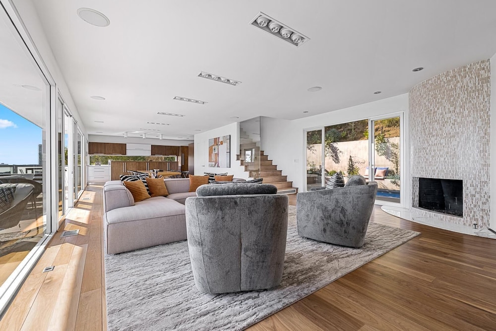 Belle Horizon - Modern Villa With Expansive Balcony and Views