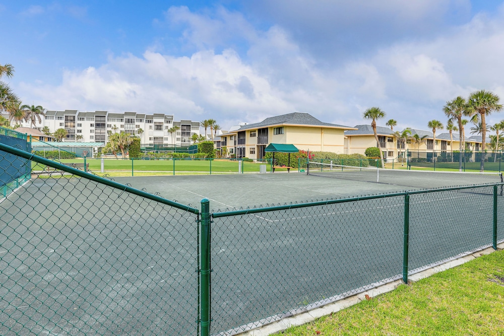Walk to Blue Heron Beach: 1st-floor Lakefront Unit
