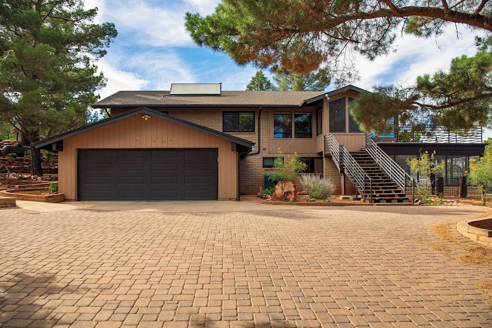 Mid-century Gem w/ Views, Hot Tub & Sunroom Lounge Red Rock Haven by Avantstay
