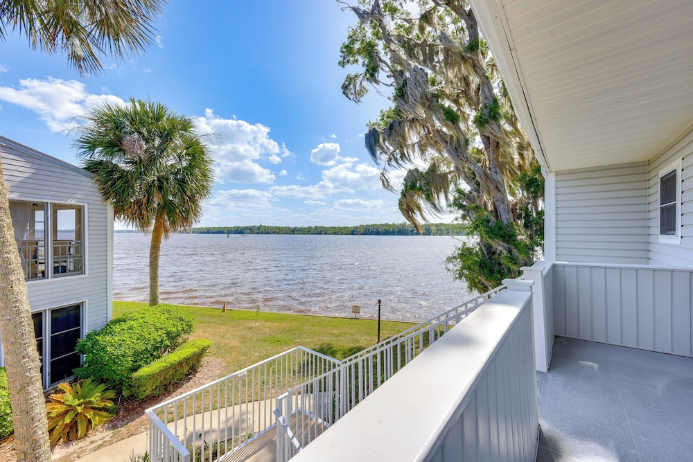 Private Balcony w/ Water Views: Welaka Condo!