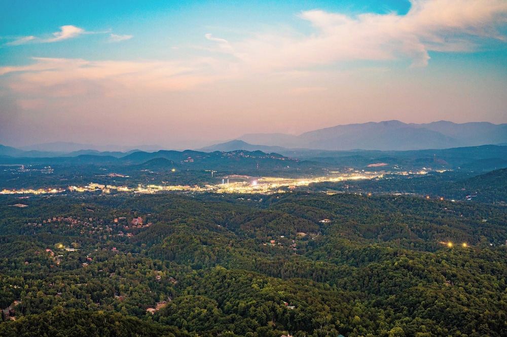 Panorama by Avantstay Unparalleled Views, Deck w/ Hottub, Game Room Pool Table