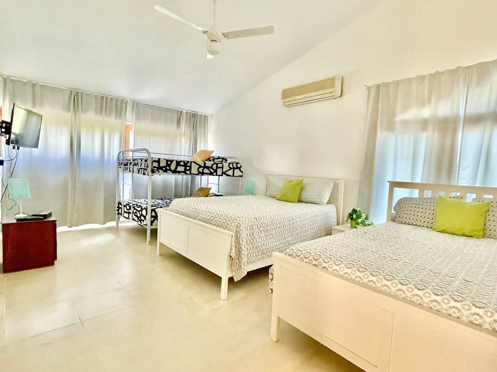 Spacious Trendy Villa At Metro Country Club view 3