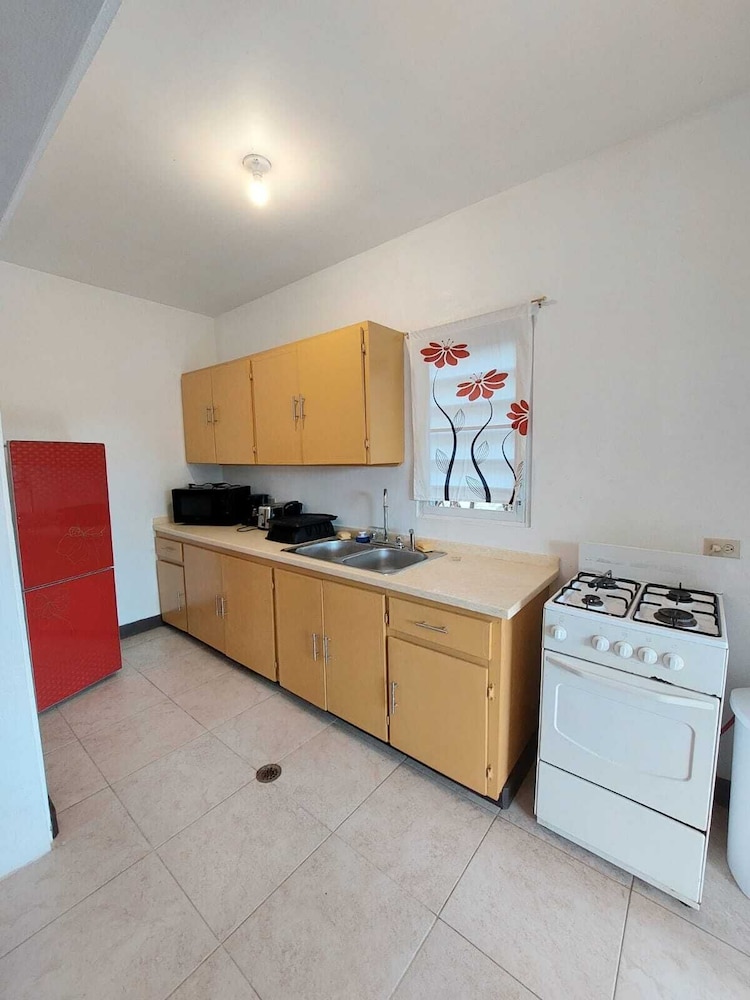 La Casa de Joy Airport Apartments