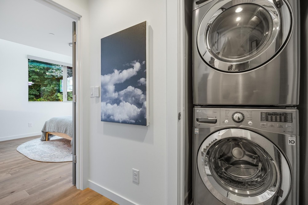 Alki Beach Escape Romantic Waterfront Getaway for 2 Extended Stay