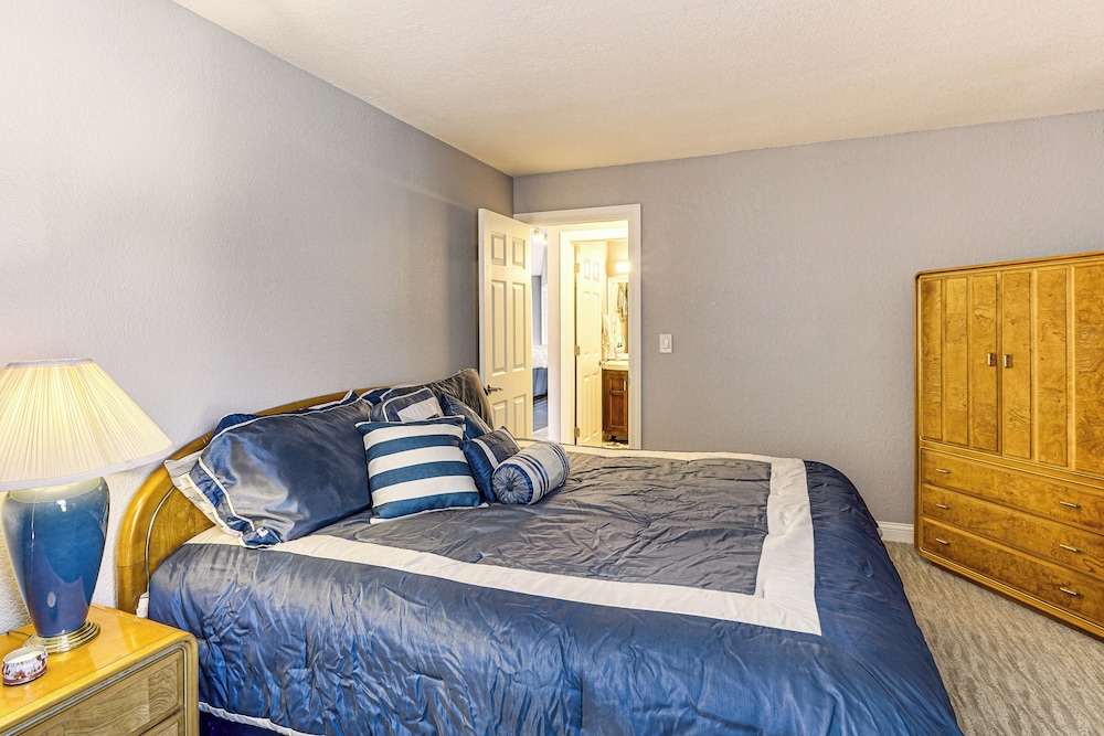 Boat, Swim & Enjoy Lake Views: Osage Beach Retreat