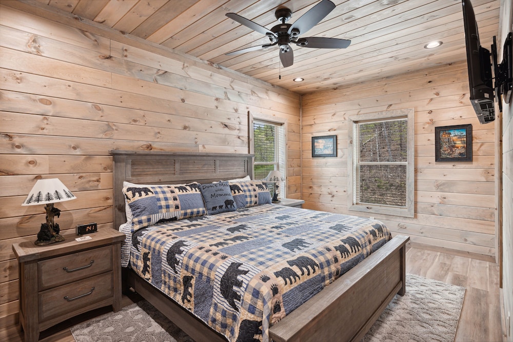 Stepping Stone 4 Bedroom Cabin by RedAwning view 3