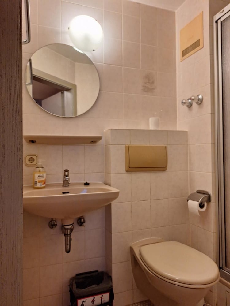 2-Rent Group Hostel Rooms AUB162