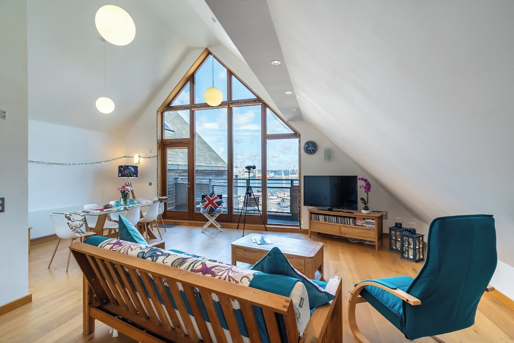 10 Maritime House