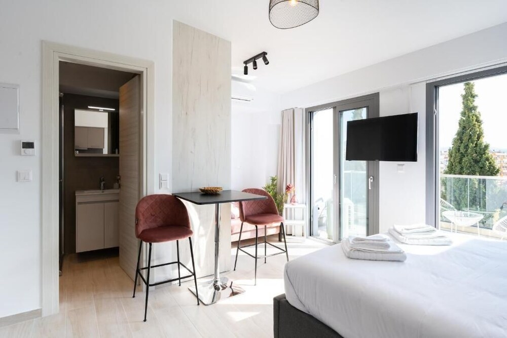 Velvet Luxury Studios in the City Center by BiNobi!