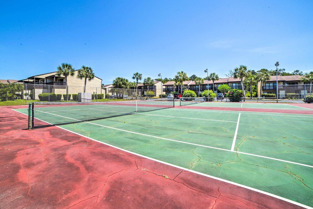 Beautiful PCB Townhome: Balcony & Resort Amenities
