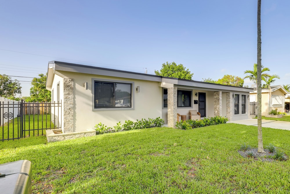 3 Mi to Hard Rock Stadium: Retreat w/ Private Yard