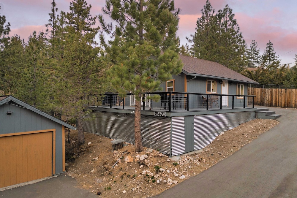 Cozy 2BR Fawnskin Cabin Big Bear Lake, Hiking Trails & Snow Summit Nearby