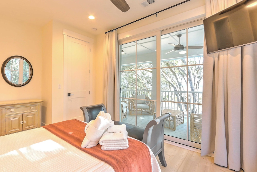 Beachside Boardwalk & Views Pool + Hot Tub 202 on the Sound
