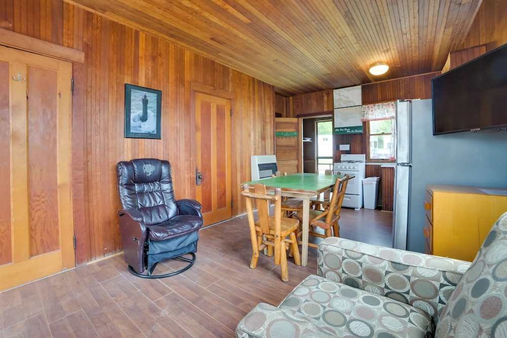 Les Cheneaux Islands Cabin 4 w/ Deck: Pet Friendly