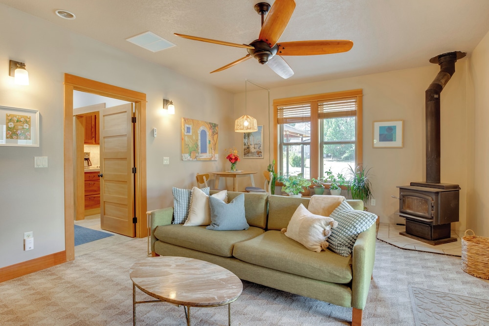 Half-mi to Scotts Mills Falls: Wine Country Apt