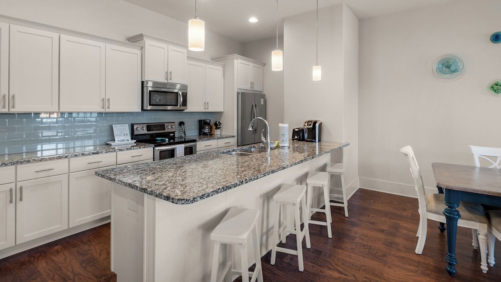 Stunning 4 Bd/4.5 BA - Free Wifi - Easy Walk to Beach