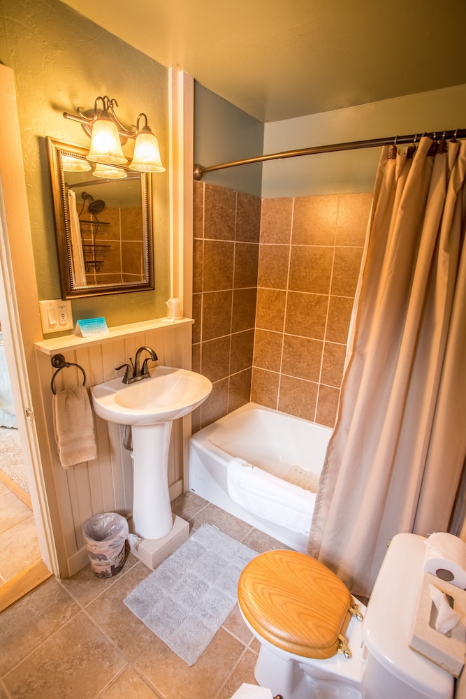 ADK Trail Inn