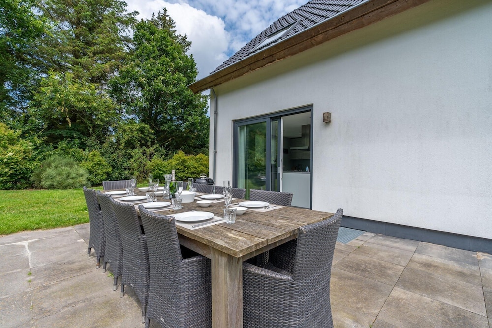 Spacious and Bright 10-person Holiday Villa