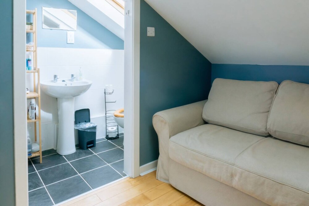 Stylish 3 Bedroom Apartment Near Hollyrood Park view 4