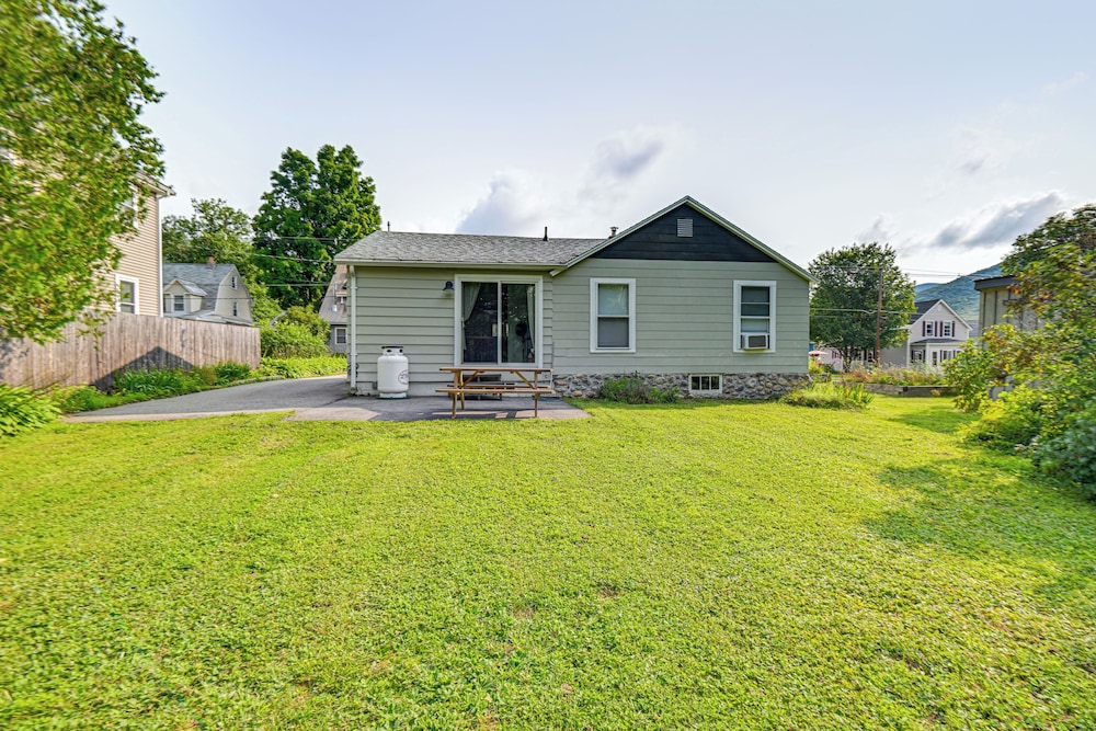 Comfortable Lincoln Home: Walk to Main Street! view 5
