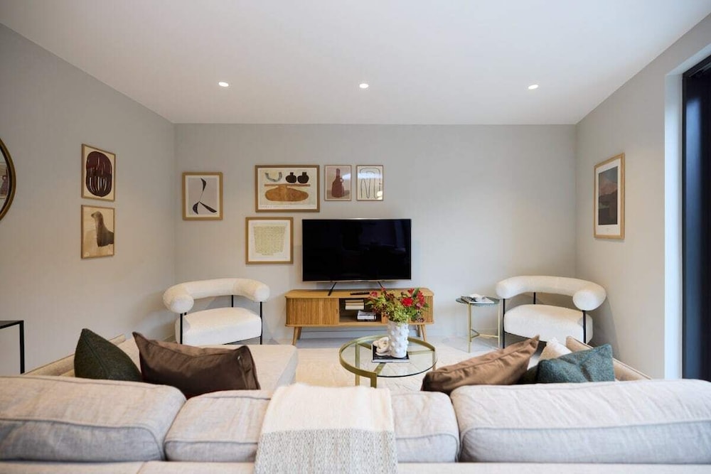 The Letchford Garden Mews - Elegant 2bdr House With Garden & Patio