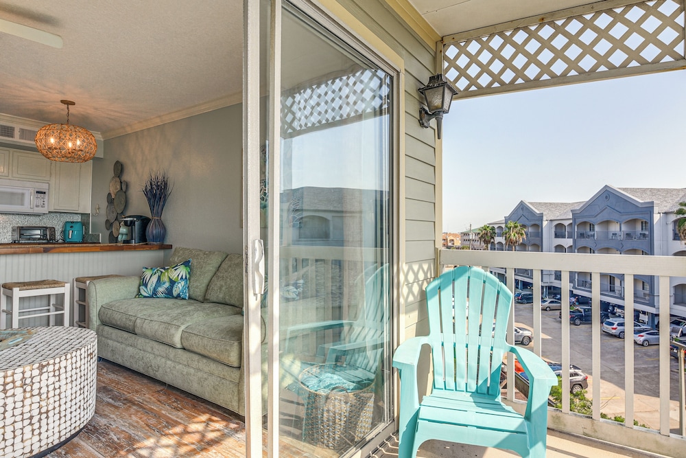 Pool & Hot Tub Access: Beachside Galveston Condo!