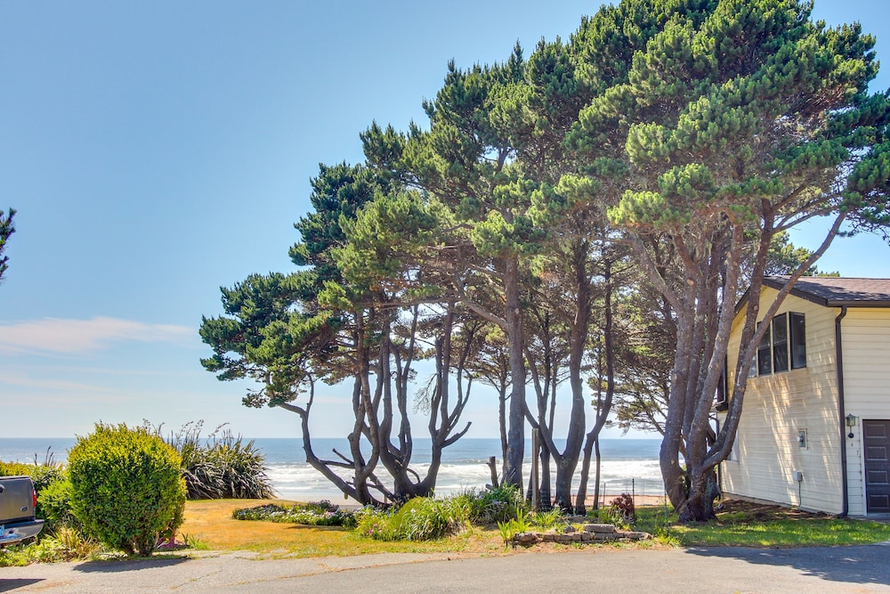 Coastal Bandon Vacation Rental: Walk to Beach! view 2