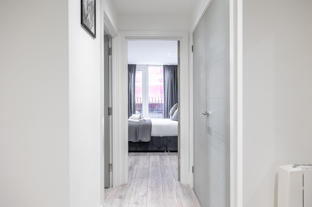 Stunning 2-bed Apartment in Camberley view 2