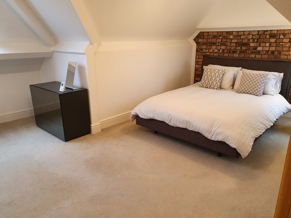 Stylish 3 Bed Apartment in Bristol view 2