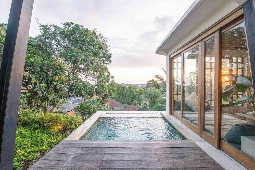 Gorgeous 2-br Penthouse With Views, 800m to the Be