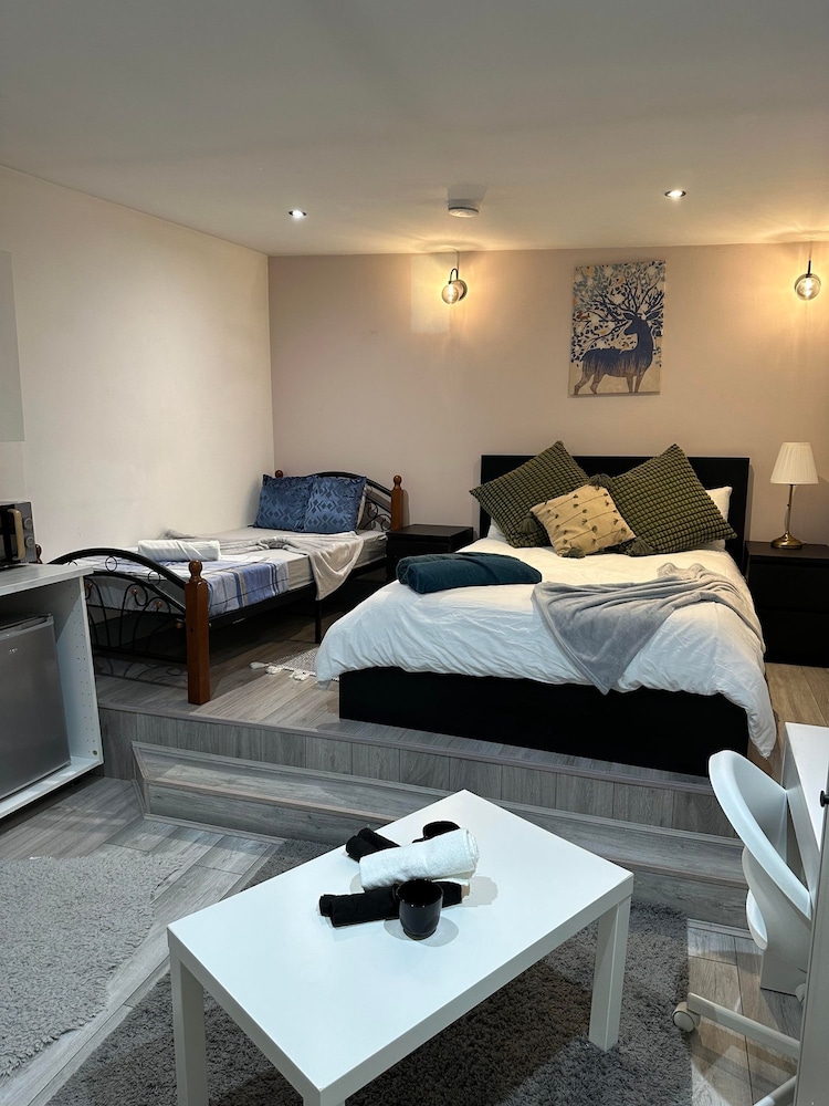 Studio Sleeps 3 - Outdoor Space - Pet Friendly