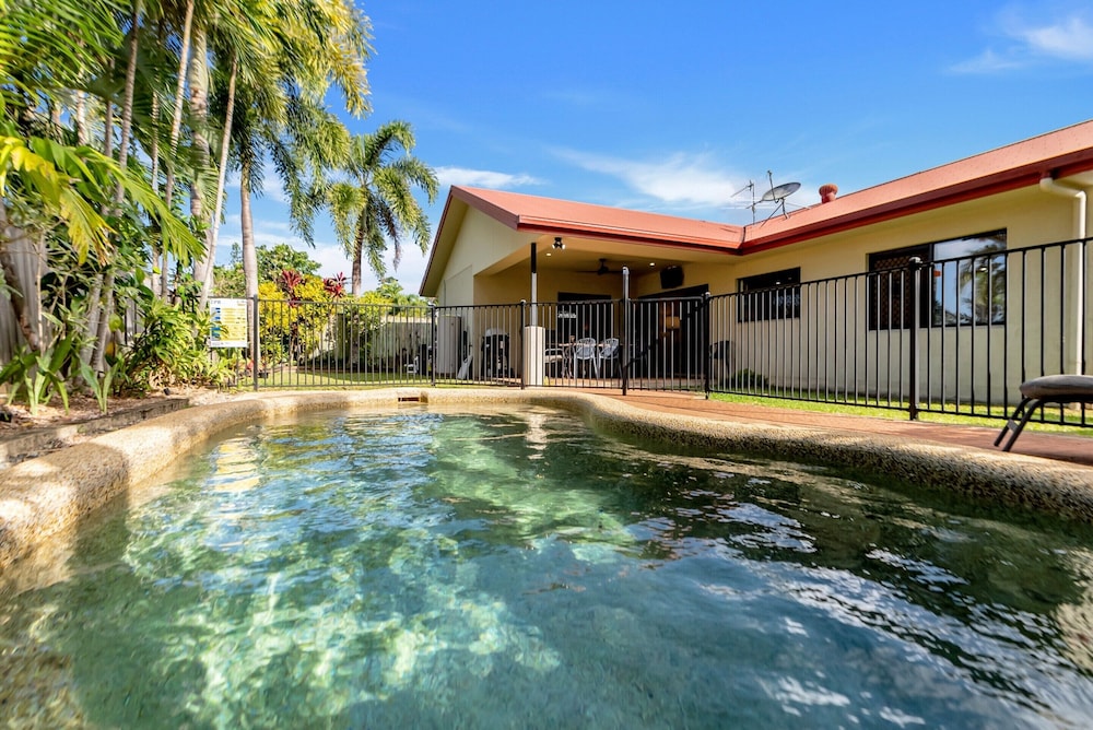 3-bed Family Home With Pool & BBQ by the Beach