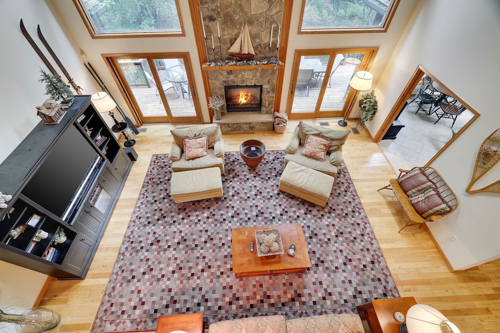 Elk Hollow by Avantstay Lakefront Chalet w Game Room Fire Pit