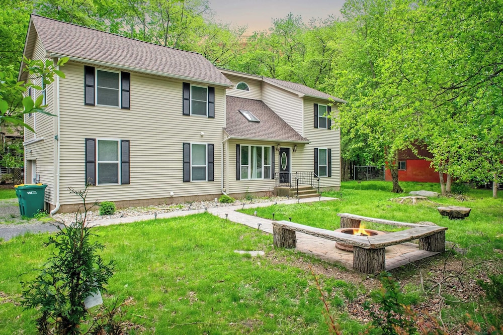 Stylish Mountain Retreat w/ Hot Tub & Firepit Penn Estate Getaway by Avantstay
