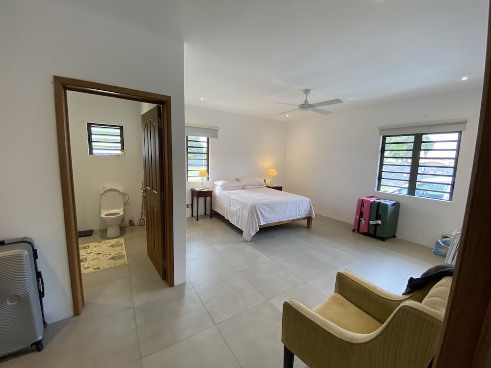 Charming 4-bed Villa in Beau Vallon view 3